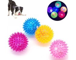 4x Knipperende LED Speelbal Hond - Light Up Hondenspeeltje - Honden Bal - Lichtbal - Hondenbal - Bal Hond - Hondenspeelbal - Piepbal Hond - Rubberen Speelbal Hond - Honden Speelbal - Egelbal - Honden Spike Bal - Gebitsverzorging - 6.5cm