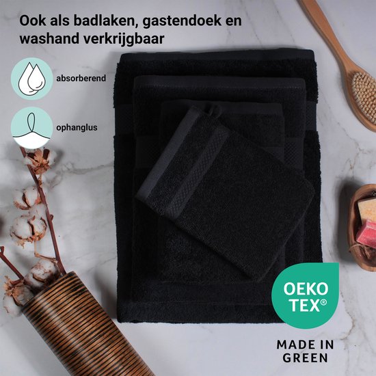Zwarte handdoeken van verschillende groottes gestapeld. Ook verkrijgbaar als badlaken en washand. Gecertificeerd OEKO-TEX.