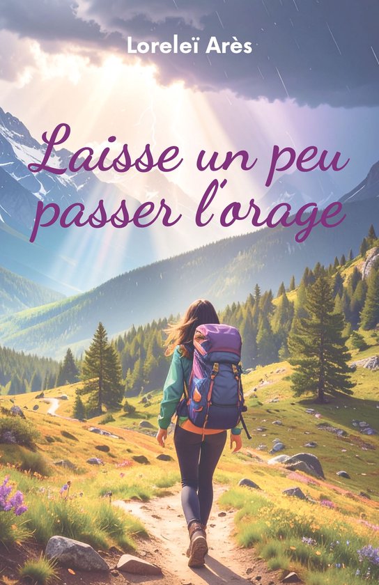 Une femme avec un sac à dos marche sur un sentier dans un paysage montagneux avec une tempête qui passe.