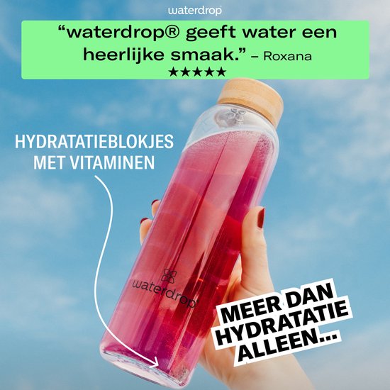 Hand met een glazen waterfles gevuld met roze water en waterdrop logo. Roxana: 'waterdrop geeft water een heerlijke smaak'.