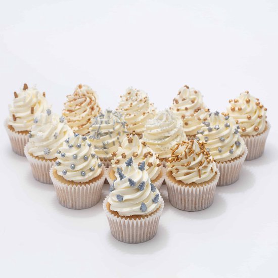 Twaalf cupcakes met witte glazuur en zilveren, gouden en blauwe sprinkles.