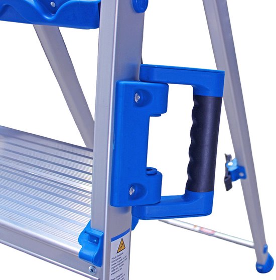 Blauw handvat op de Alumexx trap, met een zwarte rubberen grip.