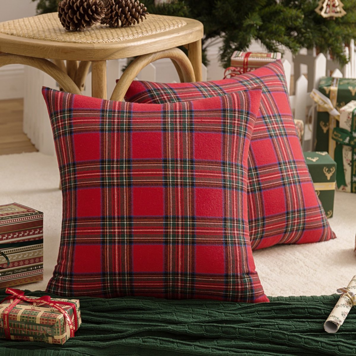 Qelus Kerst Kussenhoes 45x45 cm - Klein Ruitpatroon Tartan - Zacht & Milieuvriendelijk - Onzichtbare Rits & Machinewasbaar - Kerstdecoratie voor Woonkamer, Bank & Bed