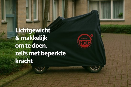 Zwarte scootmobielhoes met rood HOC-logo, voor een oprit.