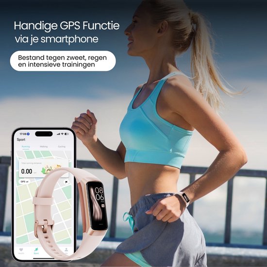 Vrouw rent met een roze activity tracker om haar pols, die GPS-gegevens toont. De tracker is bestand tegen zweet en regen.