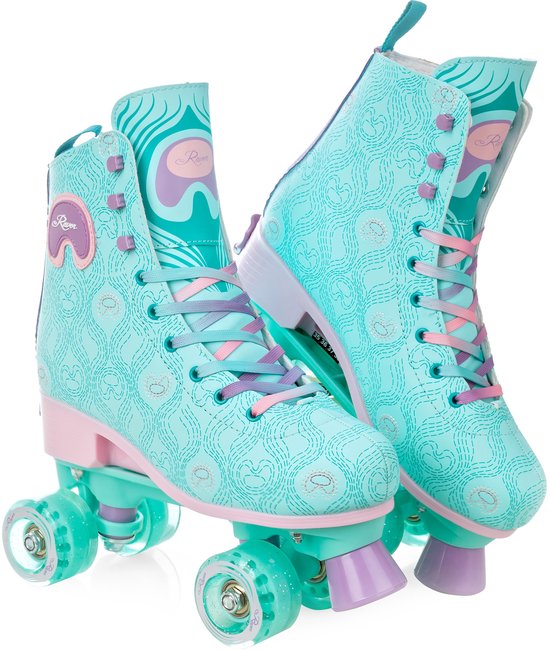 Lichtblauwe retro rolschaatsen met roze en paarse veters en details, bedrukt met een sierlijk patroon.