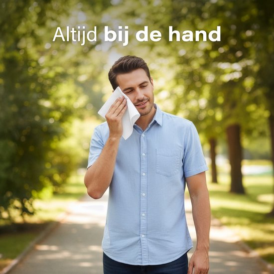Man veegt zweet van zijn voorhoofd met een witte zakdoek.