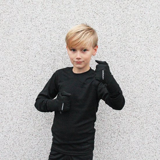 Jongen in zwart thermoshirt met lange mouwen, een zwarte joggingbroek en zwarte handschoenen met logo.