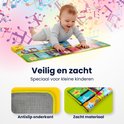 Baby kruipt lachend over een zachte, antislip muzikale pianomat.