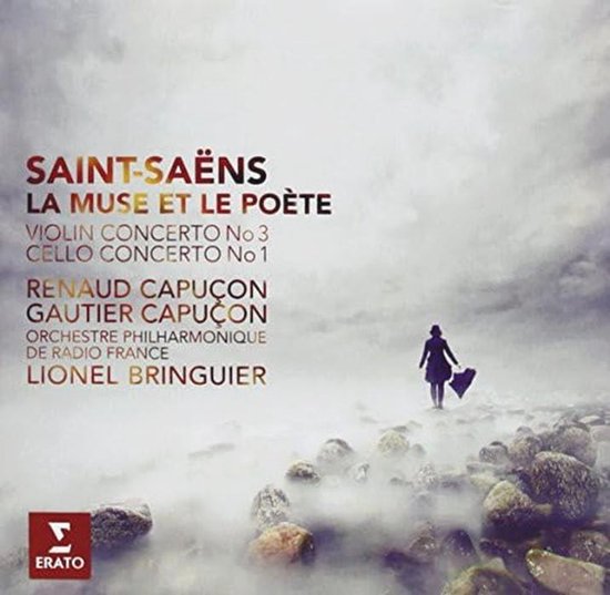 Albumcover met tekst: Saint-Saëns, La Muse et le Poète. Met een silhouet van een figuur die een tas draagt, staand op een rotsachtige kustlijn.