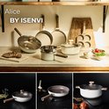 Une collection de casseroles beiges à poignées en bois, comprenant des poêles, des marmites et un wok, avec du pain, des légumes et une cruche en arrière-plan.
