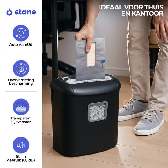 Zwarte papierversnipperaar met een hand die een envelop versnippert. Geschikt voor thuis en kantoor.