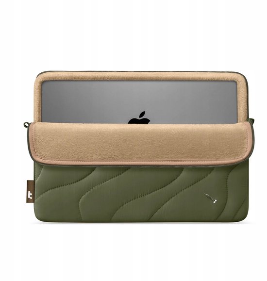 Housse d'ordinateur portable verte avec doublure beige douce. Le rabat de la housse est ouvert, révélant un MacBook.