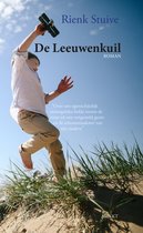 Boekomslag met een springende jongen met een speelgoedvliegtuigje. "De Leeuwenkuil" door Rienk Stuive.