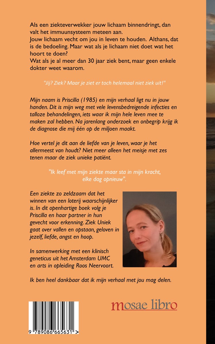 Portret van een vrouw met bruin haar en een lichtroze shirt, met de tekst 'Ziek Uniek'.