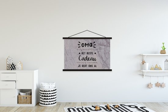 Posterhanger incl. Poster 150x100 cm - Schoolplaat - Oma - Oma je hebt ons al - Spreuken - Quotes - Textielposter - Zwarte latten