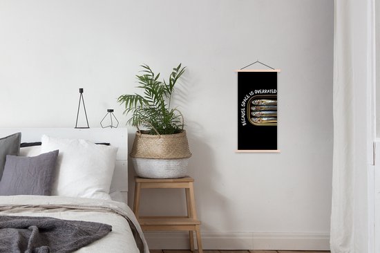 Posterhanger incl. Poster 40x80 cm - Schoolplaat - Sardines - Tekst - Vis - Blik - Textielposter - Blanke latten