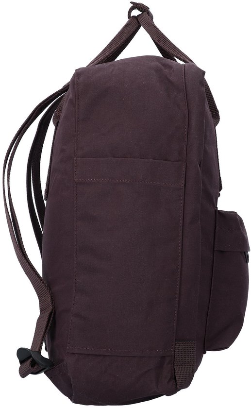 Zijaanzicht van een paarse Fjällräven Kånken rugzak met een zijvak.