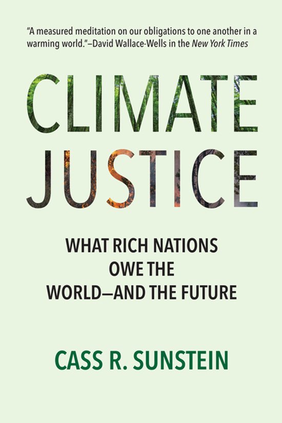 Boek 'Climate Justice' door Cass R. Sunstein. De titel is groen en oranje, met een bosafbeelding.