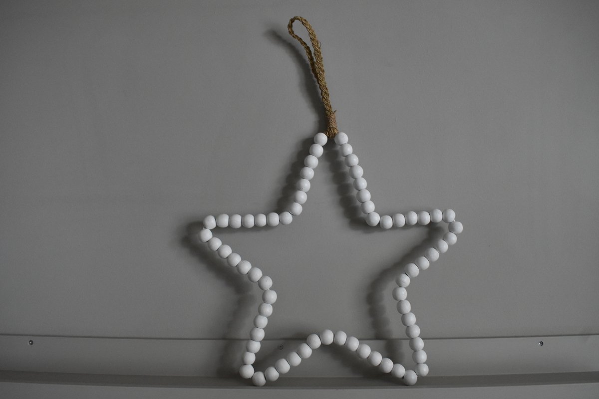 Ster wit 40x40 cm - Houten kralen ster M - Hangend ster Wit hout kralen - Decoratie ster - Muurhanger grote houten witte kralen ster.