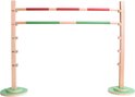 Houten hindernisbaan met twee palen en twee verstelbare balken, rood en groen.