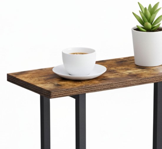 Detail van het houtkleurige tafelblad met koffiekopje en plantje op bijzettafel.
