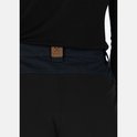 Bruin leren "X-TRAIL" label op de donkerblauwe band van een outdoorbroek.