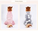 Zijaanzicht van hondenpyjama's. Roze met maan/sterrenprint, grijs met bottenprint.