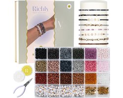 RICHLY Kralen set Luxe - incl. Instructieboekje - Luxe Kralenset & Verpakking - Sieraden Maken meisjes - Armbandjes maken meisjes - Bruin, Goud & Herfstkleuren - Letterkralen - Kralendoos - Kralenketting - Sieraden maken volwassenen - Glaskralen