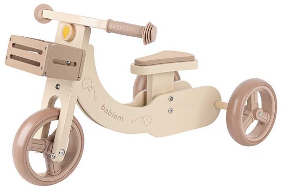 Houten driewieler, crèmekleurig met bruine wielen en handvatten, mandje voorop.