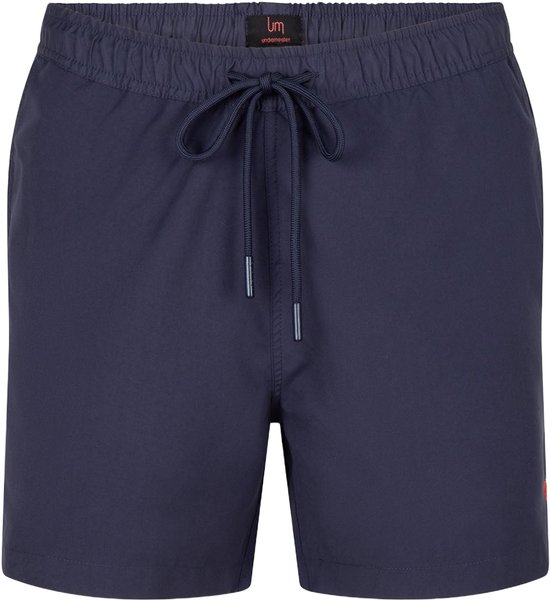 Short de bain bleu foncé avec ceinture élastique, cordon de serrage et petit logo rouge sur le côté.
