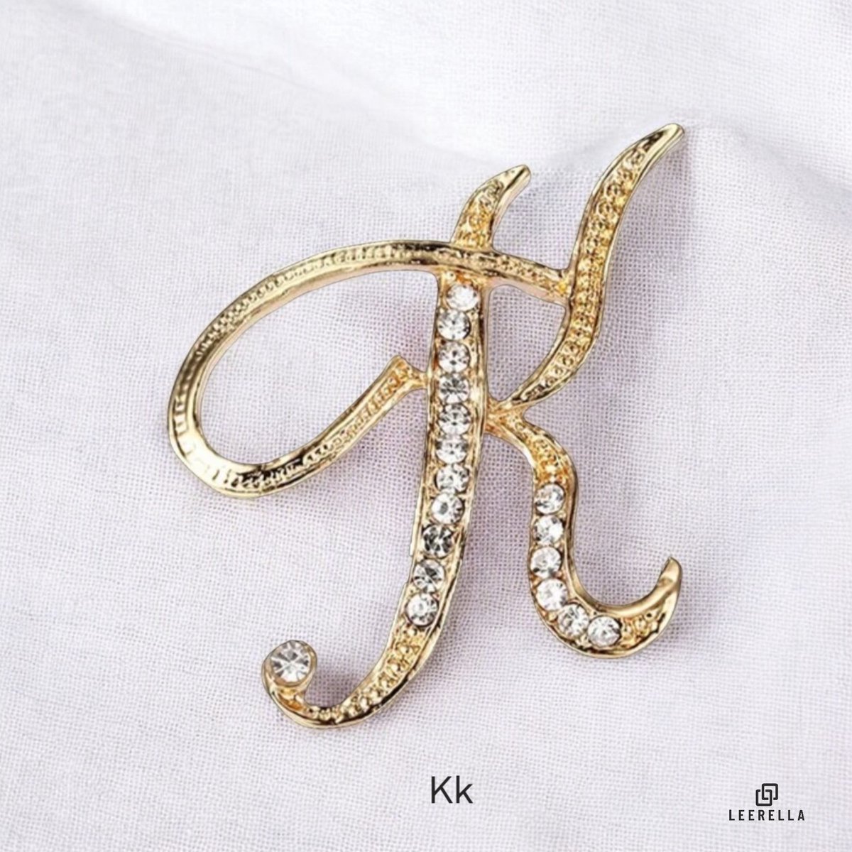 Luxe Strass | K | Letter Broche Goudkleurig met Zirconia Steentjes – Unisex Cursieve Initialen Pin Diverse Maten Voor Heren & Dames