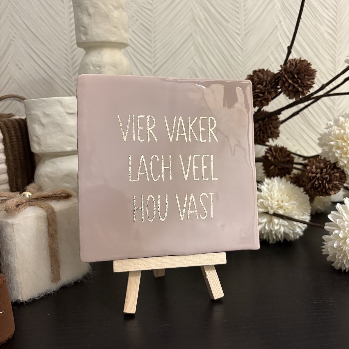 Hartjespost | Tegeltje Vier vaker lach veel hou vast, zalm roze, goud| schoencadeautjes sinterklaas | tegeltjes met tekst | spreuktegel | tegeltjeswijsheden | cadeau | Christmas | Xmas | kerstmis | decoratie kerst | 13x13