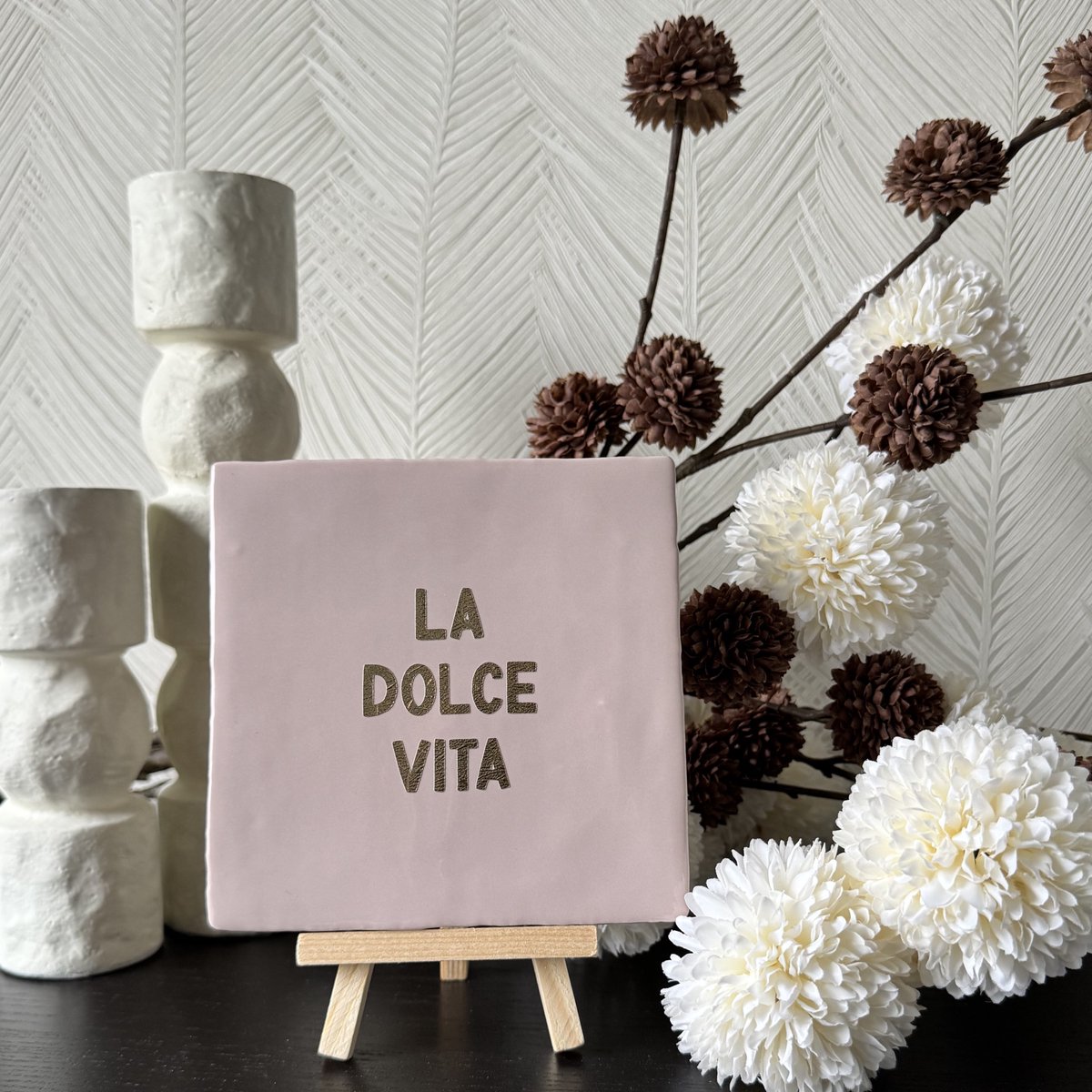 Hartjespost | Tegeltje La dolce vita zalm roze, goud | schoencadeautjes sinterklaas | tegeltjes met tekst | spreuktegel | tegeltjeswijsheden | cadeau | Christmas | Xmas | kerstmis | decoratie kerst | La dolce vita | Italian vibes | 13x13