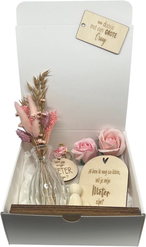 Boîte cadeau personnalisée avec fleurs séchées, savons roses, un petit vase et figurines en bois. Texte : 'Veux-tu être ma MARRAINE ?'
