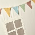 Crèmekleurige tipi tent met een netraampje en een vrolijke slinger met gekleurde vlaggetjes erboven.