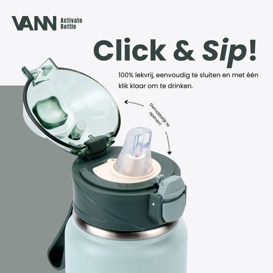 Close-up van de geopende groene dop van de lichtgroene VANN waterfles, met het rietje en de 'Click & Sip' functie.