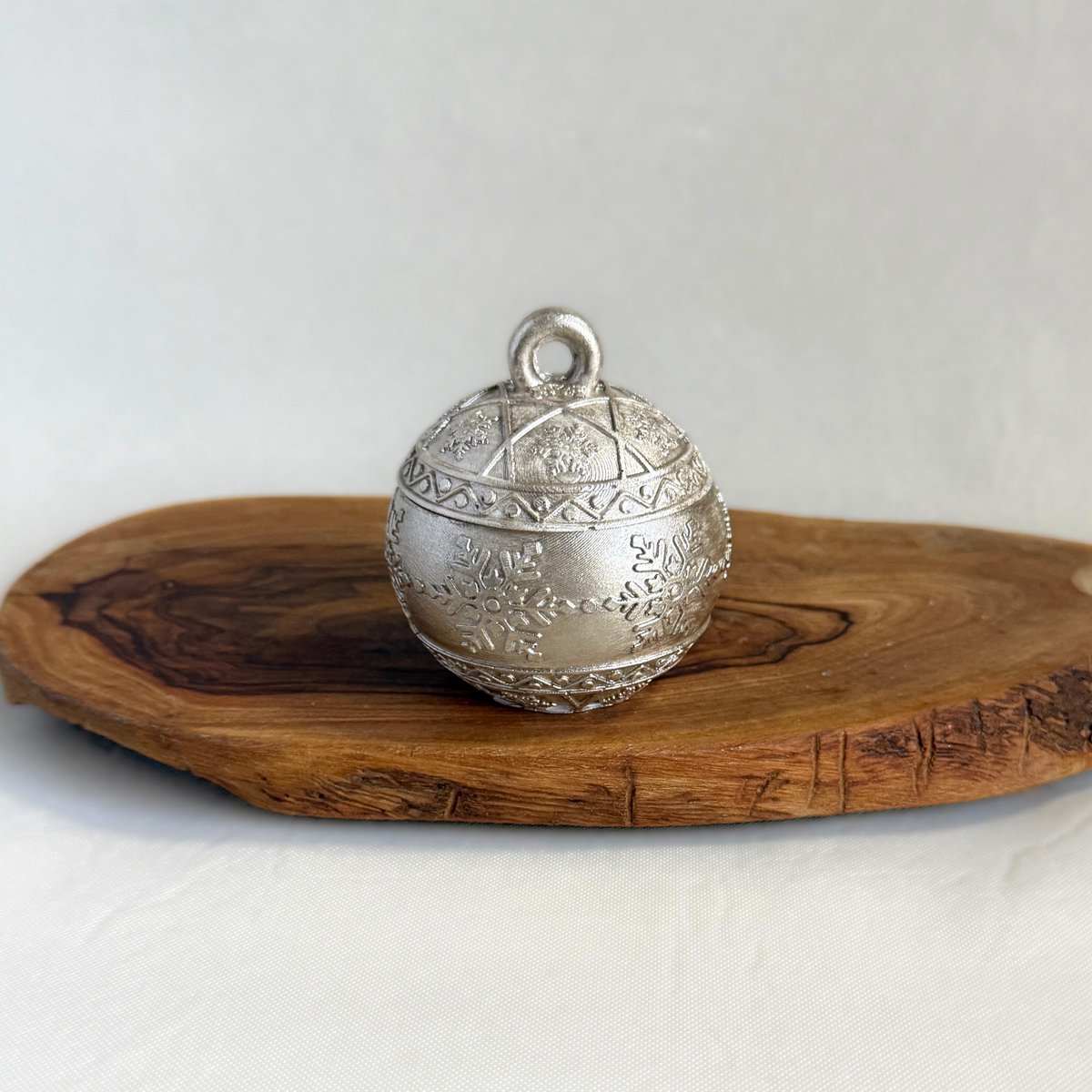 Christmas Cake Sojakaars - Champagne Gouden Kerstbal met Sneeuwvlokken - Handgemaakt - 100% Sojawas - Luxe Wintergeur