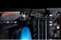 Gedetailleerd beeld van een moederbord met oranje accenten, DDR4 RAM slots en CPU-koeler. Met tekst 'Socket AM4 DDR4'.