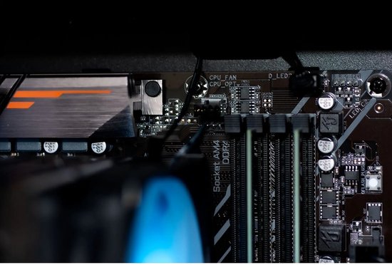 Gedetailleerd beeld van een moederbord met oranje accenten, DDR4 RAM slots en CPU-koeler. Met tekst 'Socket AM4 DDR4'.