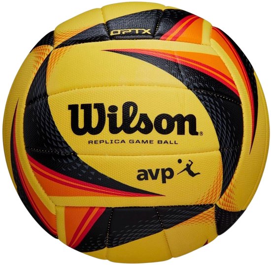 Gele Wilson AVP volleybal met zwarte en oranje accenten. "Wilson Replica Game Ball" en AVP logo's.