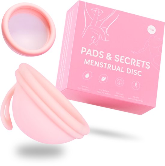 Un disque menstruel et un emballage rose avec le texte 'Pads & Secrets Menstrual Disc'.