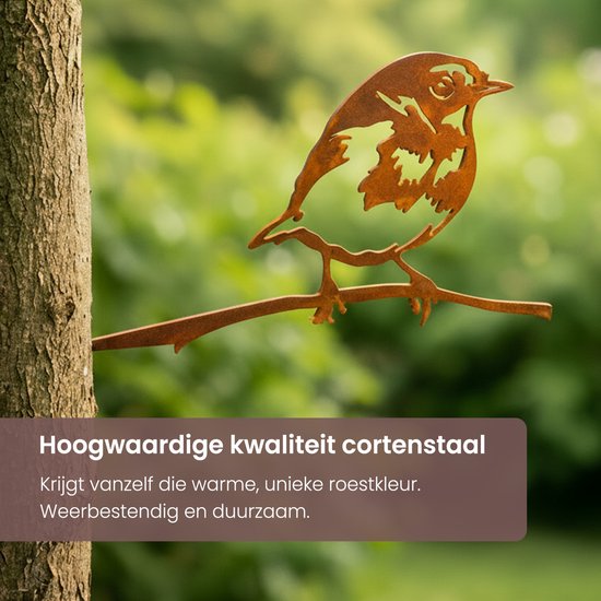 Roestbruin metalen roodborstje op tak, bevestigd aan een boom. Hoogwaardige kwaliteit cortenstaal.