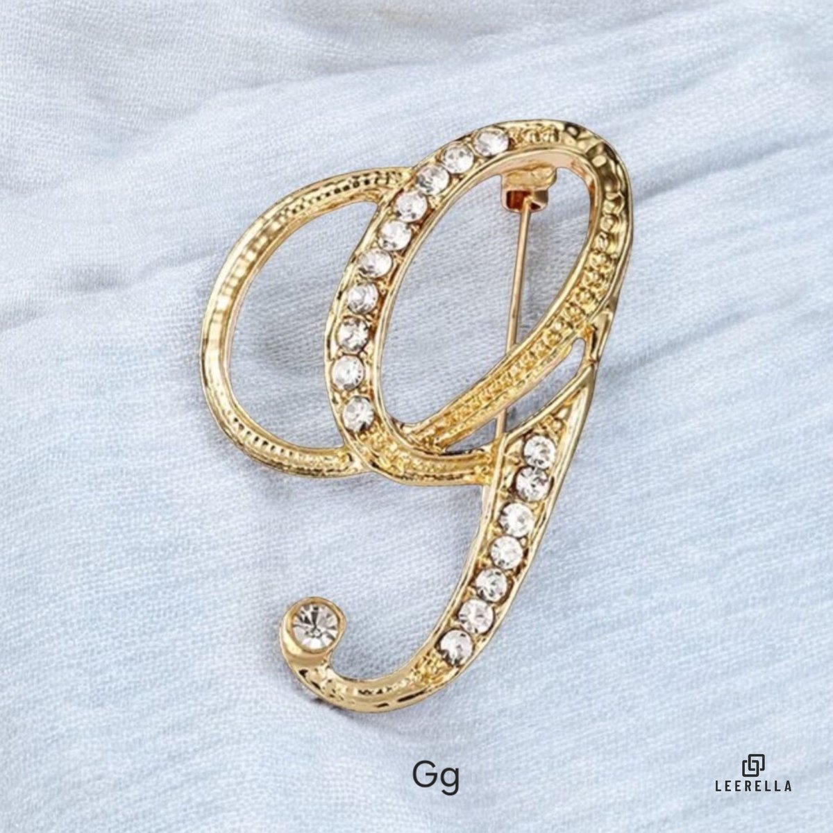 Luxe Strass | G | Letter Broche Goudkleurig met Zirconia Steentjes – Unisex Cursieve Initialen Pin Diverse Maten Voor Heren & Dames