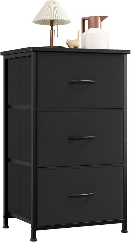 Strakke, zwarte commode met drie stoffen laden en een donker bovenblad. Decoratieve items bovenop.