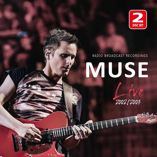 Muse Live 2002/2003 2 disc set. Matt Bellamy speelt op een rode gitaar voor een publiek.