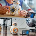 Un garçon construit un BB-8 LEGO, et un BB-8 à construire sur une table.