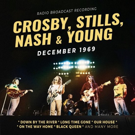 Crosby, Stills, Nash & Young live op "December 1969". Vier mannen spelen gitaar, drie staan vooraan.