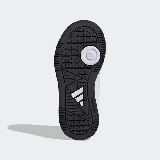 Zwarte buitenzool van een witte Adidas sneaker met klittenbandsluiting. De zool heeft een Adidas logo en een profiel.