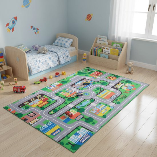 Une chambre d'enfant avec un tapis de jeu gris représentant un plan de ville, avec des voitures jouets. Un lit, une bibliothèque et une fenêtre sont visibles.